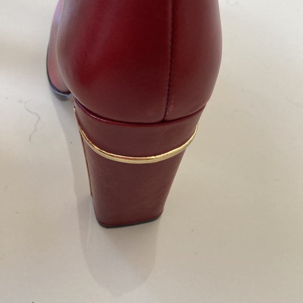 Vintage Calvin Klein Boots. Deep red with gold details..
square heel zippered - Picture 4 of 11